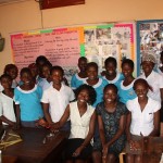 Klassenfoto im Büro mit Lehrerinnen und Koordinatorinnen des Programms.