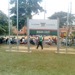 Irgendwann stauen sich aber selbst du die sonst so wendigen Boda-Bodas, hier vor dem Eingang der Makerere Universität.