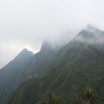 Beim Abstieg erhaschen wir noch einen Blick auf alle drei Gipfel des Sabinyo.